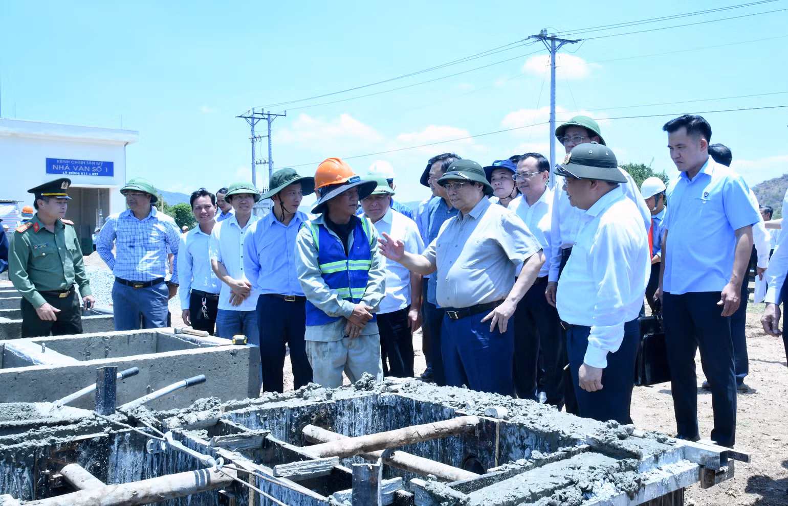 Thủ tướng Phạm Minh Chính nói chuyện với công nhân đang thi công cấu kiện bê tông tại dự án Hệ thống thủy lợi Tân Mỹ. Thủ tướng Phạm Minh Chính nói chuyện với công nhân đang thi công cấu kiện bê tông tại dự án Hệ thống thủy lợi Tân Mỹ.