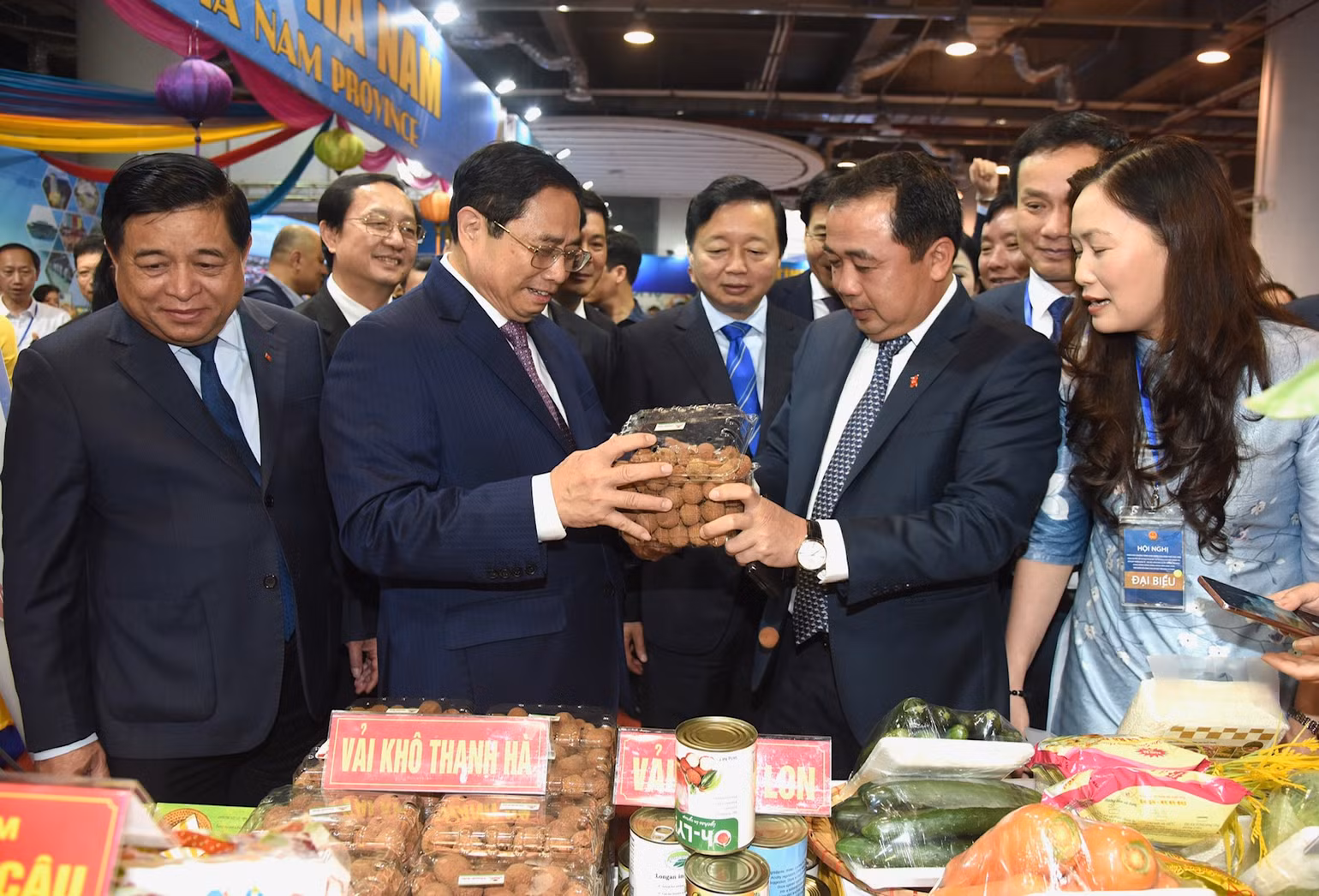 Thủ tướng Phạm Minh Chính và các các đại biểu tham quan các gian hàng của các tỉnh, thành phố. (Ảnh; Trần Hải)