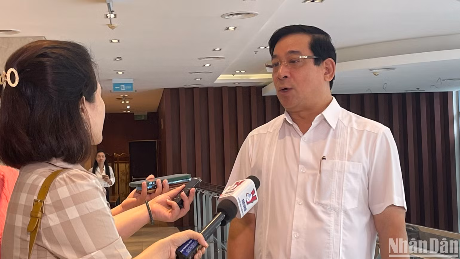 Phó Giáo sư, Tiến sĩ Lương Ngọc Khuê, Phó Chủ tịch Hội đồng y khoa quốc gia, Cục trưởng Cục Quản lý Khám chữa bệnh kiêm Giám đốc Quỹ Phòng chống tác hại thuốc lá. Phó Giáo sư, Tiến sĩ Lương Ngọc Khuê, Phó Chủ tịch Hội đồng y khoa quốc gia, Cục trưởng Cục Quản lý Khám chữa bệnh kiêm Giám đốc Quỹ Phòng chống tác hại thuốc lá.