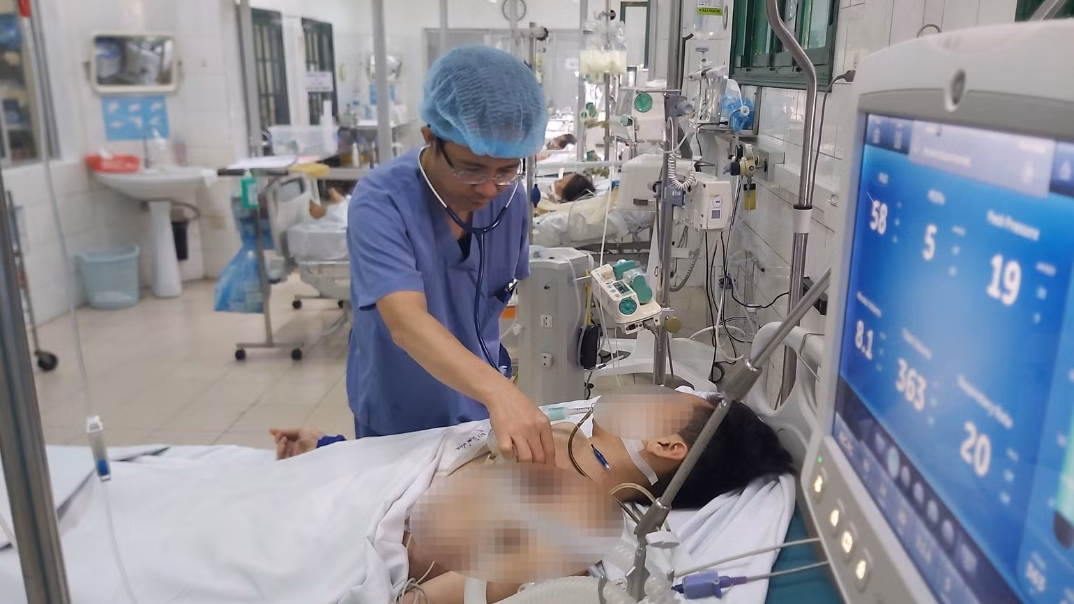 Bác sĩ Quân đang điều trị cho bệnh nhân nặng. Bác sĩ Quân đang điều trị cho bệnh nhân nặng.