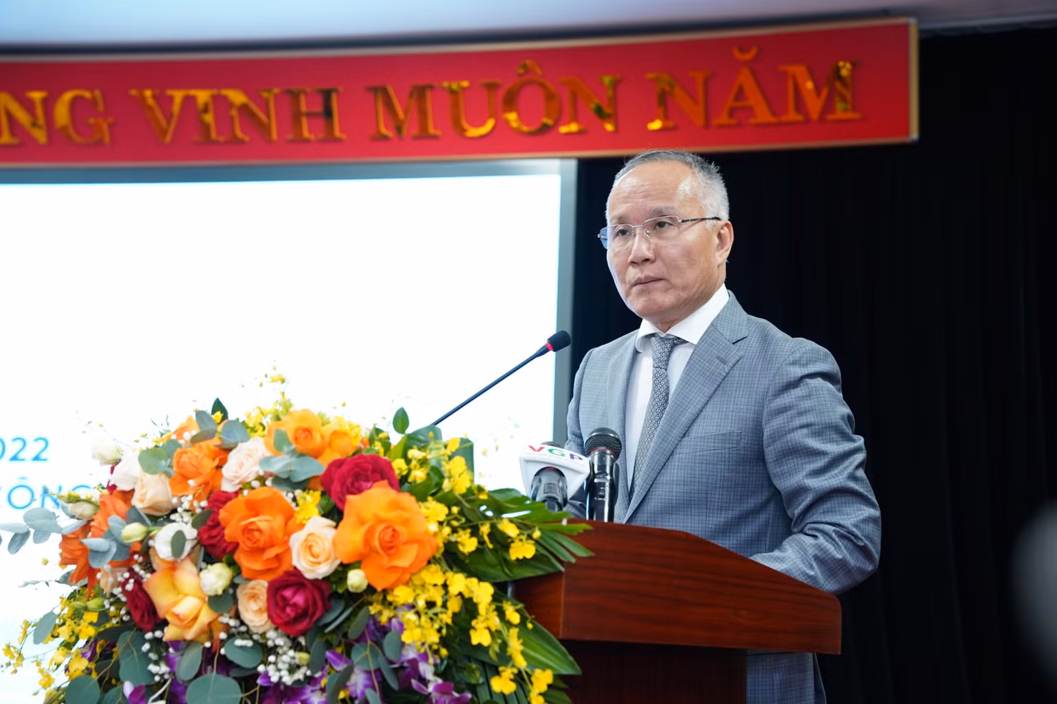 Thứ trưởng Công thương Trần Quốc Khánh đọc báo cáo tại hội nghị.
