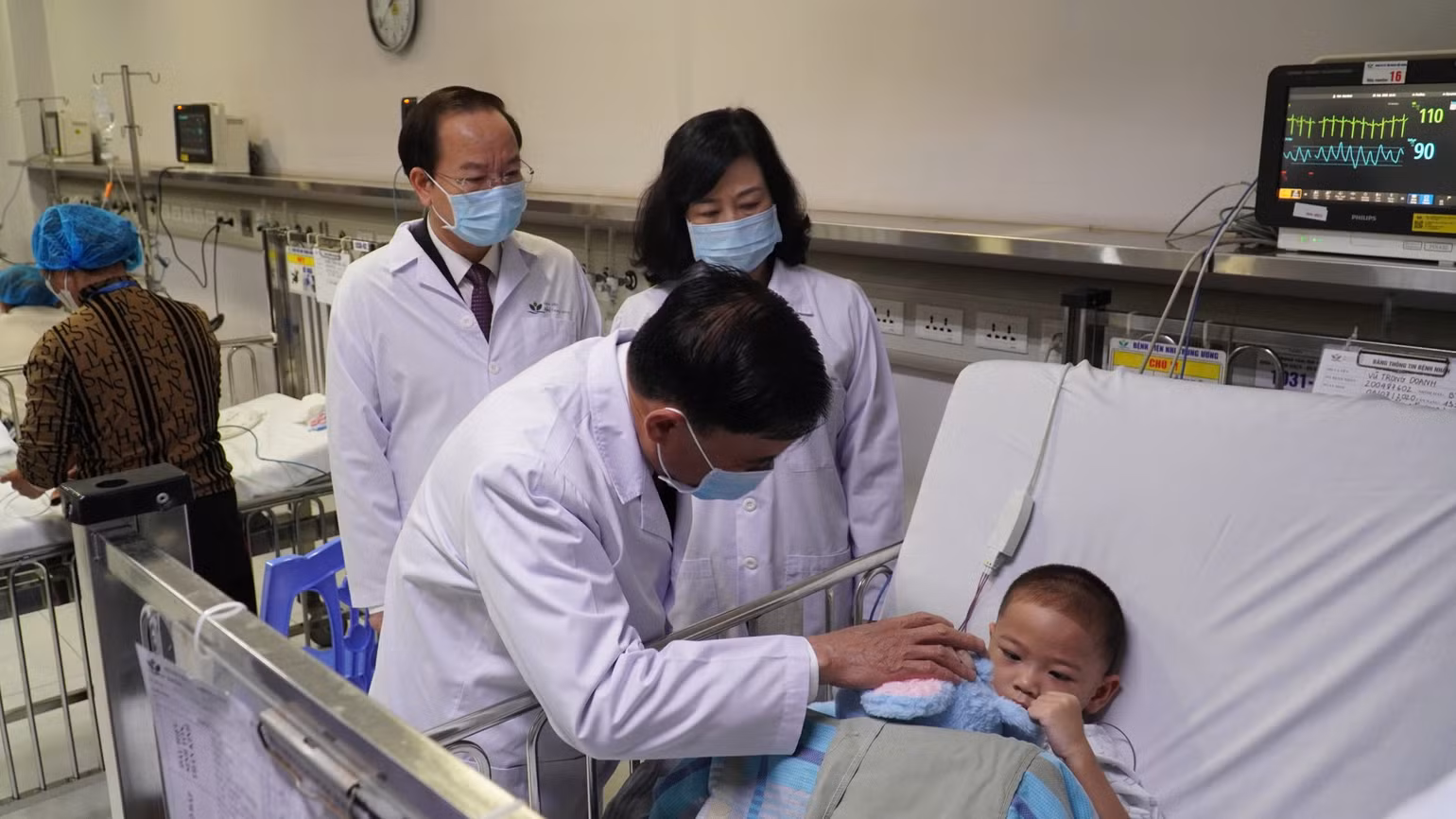 Đồng chí Trần Cẩm Tú thăm hỏi và động viên bệnh nhi nằm điều trị tại Trung tâm Tim mạch, Bệnh viện Nhi Trung ương.