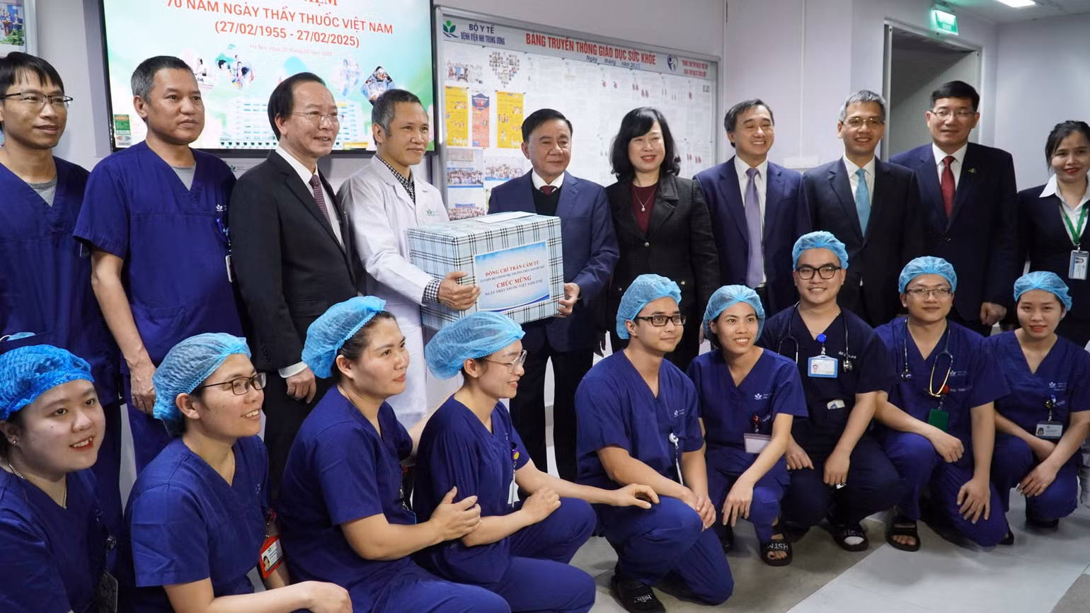 Đồng chí Trần Cẩm Tú và lãnh đạo Bộ Y tế động viên đội ngũ cán bộ y tế bệnh viện.