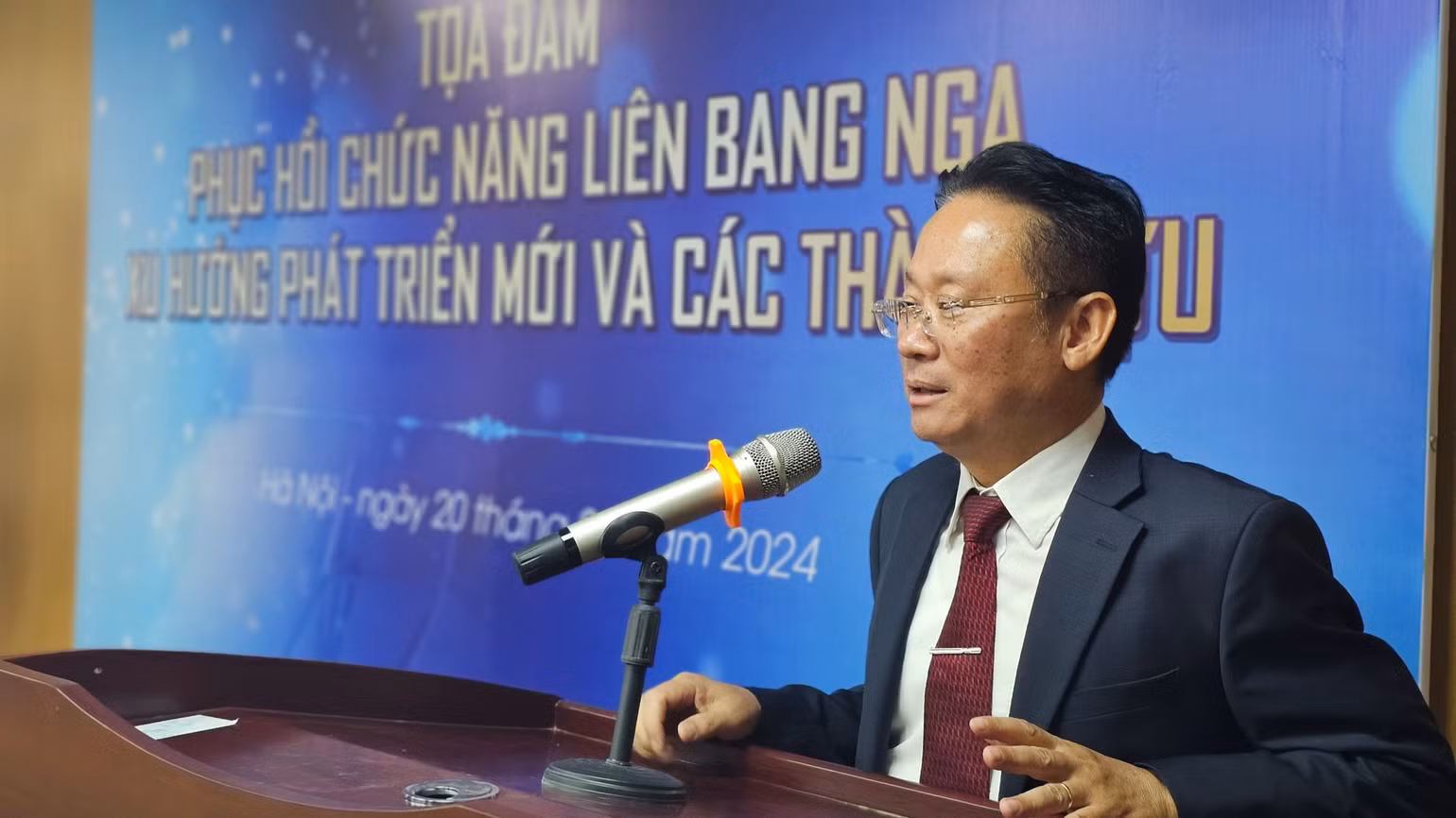 Ông Dương Chí Kiên, Chủ tịch Hội đồng Quản trị Tập đoàn Y tế Việt-Nga phát biểu. Ông Dương Chí Kiên, Chủ tịch Hội đồng Quản trị Tập đoàn Y tế Việt-Nga phát biểu.