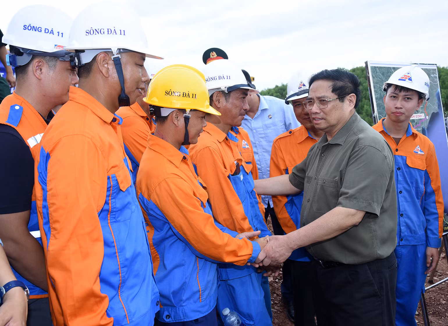 Thủ tướng thăm hỏi, động viên lực lượng thi công dựng cột VT22. Thủ tướng thăm hỏi, động viên lực lượng thi công dựng cột VT22.