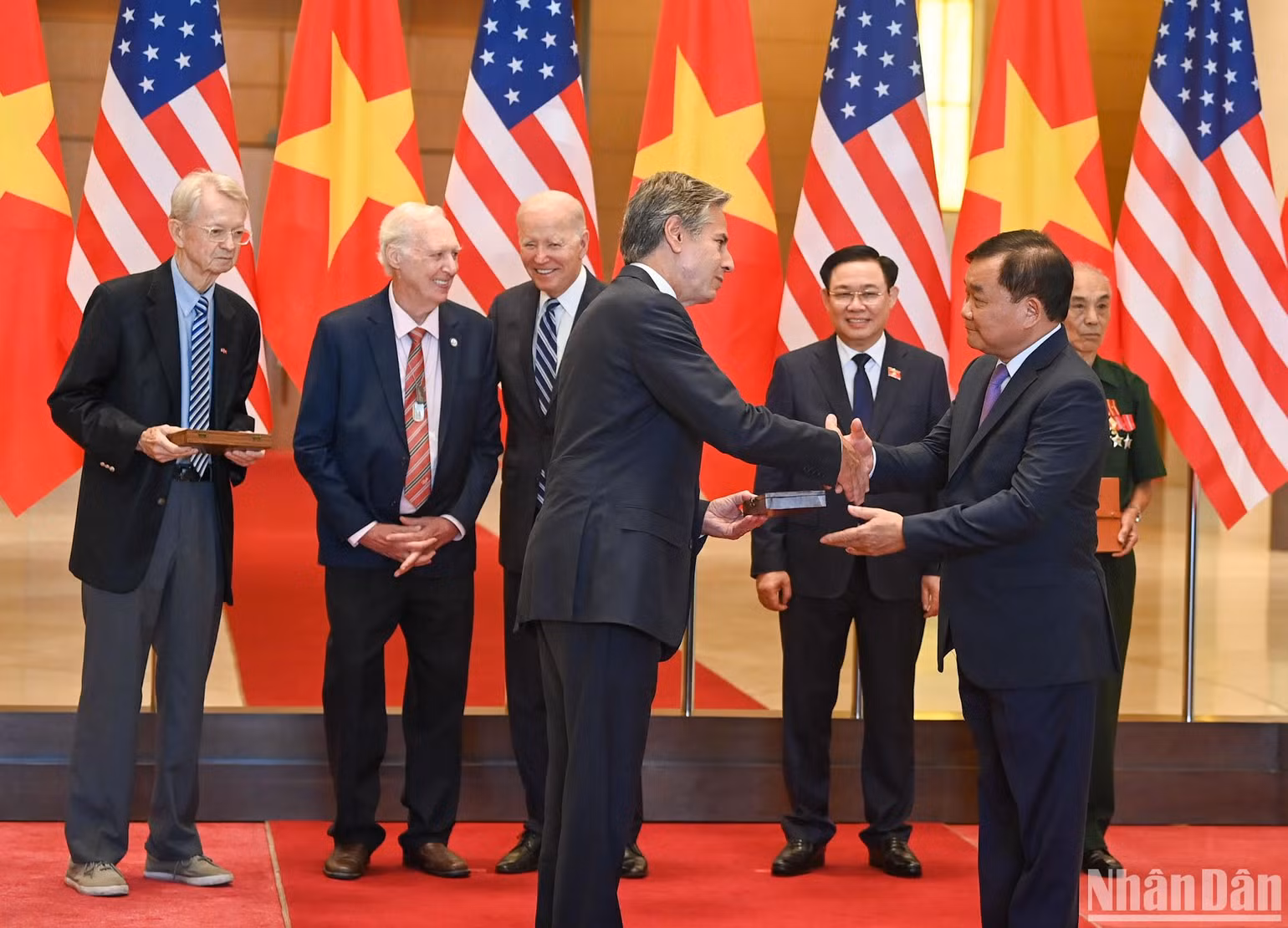 Thứ trưởng Quốc phòng Hoàng Xuân Chiến trao nhật ký, kỷ vật chiến tranh cho Ngoại trưởng Mỹ Antony Blinken. (Ảnh: DUY LINH) Thứ trưởng Quốc phòng Hoàng Xuân Chiến trao nhật ký, kỷ vật chiến tranh cho Ngoại trưởng Mỹ Antony Blinken. (Ảnh: DUY LINH)
