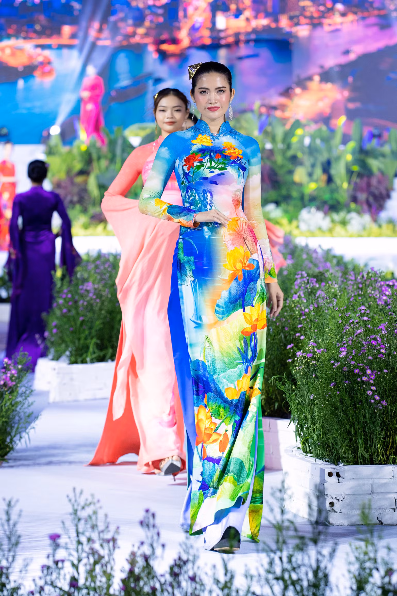 Bộ sưu tập lấy cảm hứng từ hình ảnh lung linh, hiện đại, hùng vĩ của thành phố bên sông Sài Gòn và hình ảnh của hoa sen - loài hoa thể hiện nét truyền thống của thành phố Sài Gòn nhưng được làm mới với gam màu rực rỡ, năng động, tươi trẻ.