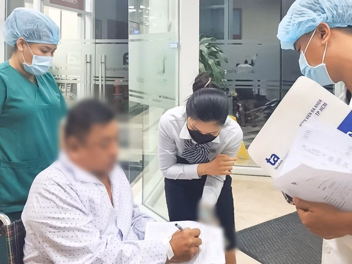 Bệnh nhân Singapore làm thủ tục xuất viện.