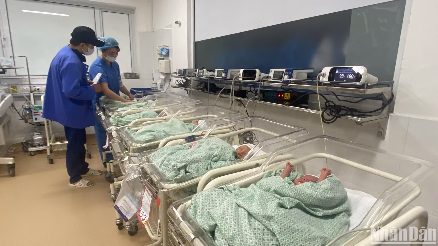 Những em bé sinh non được chăm sóc tỉ mỉ, theo dõi các chỉ số từng giờ. Những em bé sinh non được chăm sóc tỉ mỉ, theo dõi các chỉ số từng giờ.