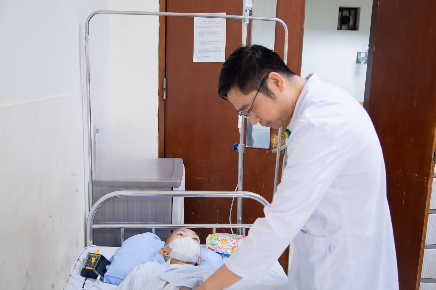 Bác sĩ chuyên khoa I Trần Thanh Tùng, Khoa Bệnh máu trẻ em khám cho bệnh nhi.