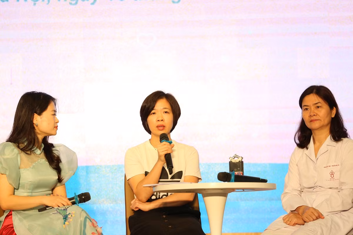Các bác sĩ chia sẻ tại chương trình. Các bác sĩ chia sẻ tại chương trình.