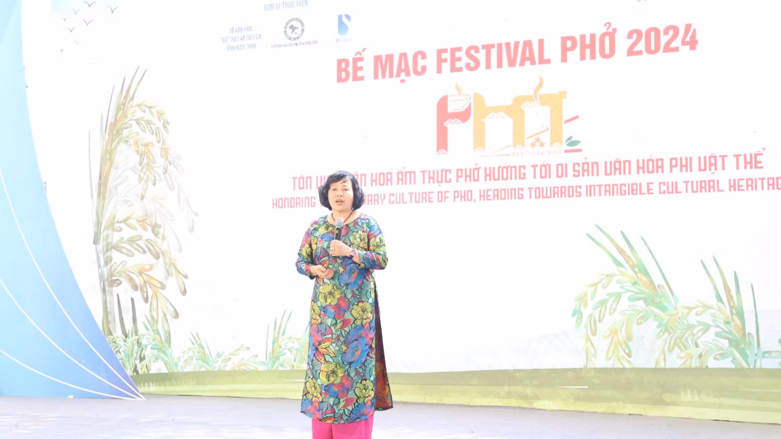 Nghệ nhân Lê Thị Thiết, Chủ tịch Hiệp hội Văn hóa Ẩm thực Nam Định, thành viên Ban tổ chức phát biểu tại lễ bế mạc.