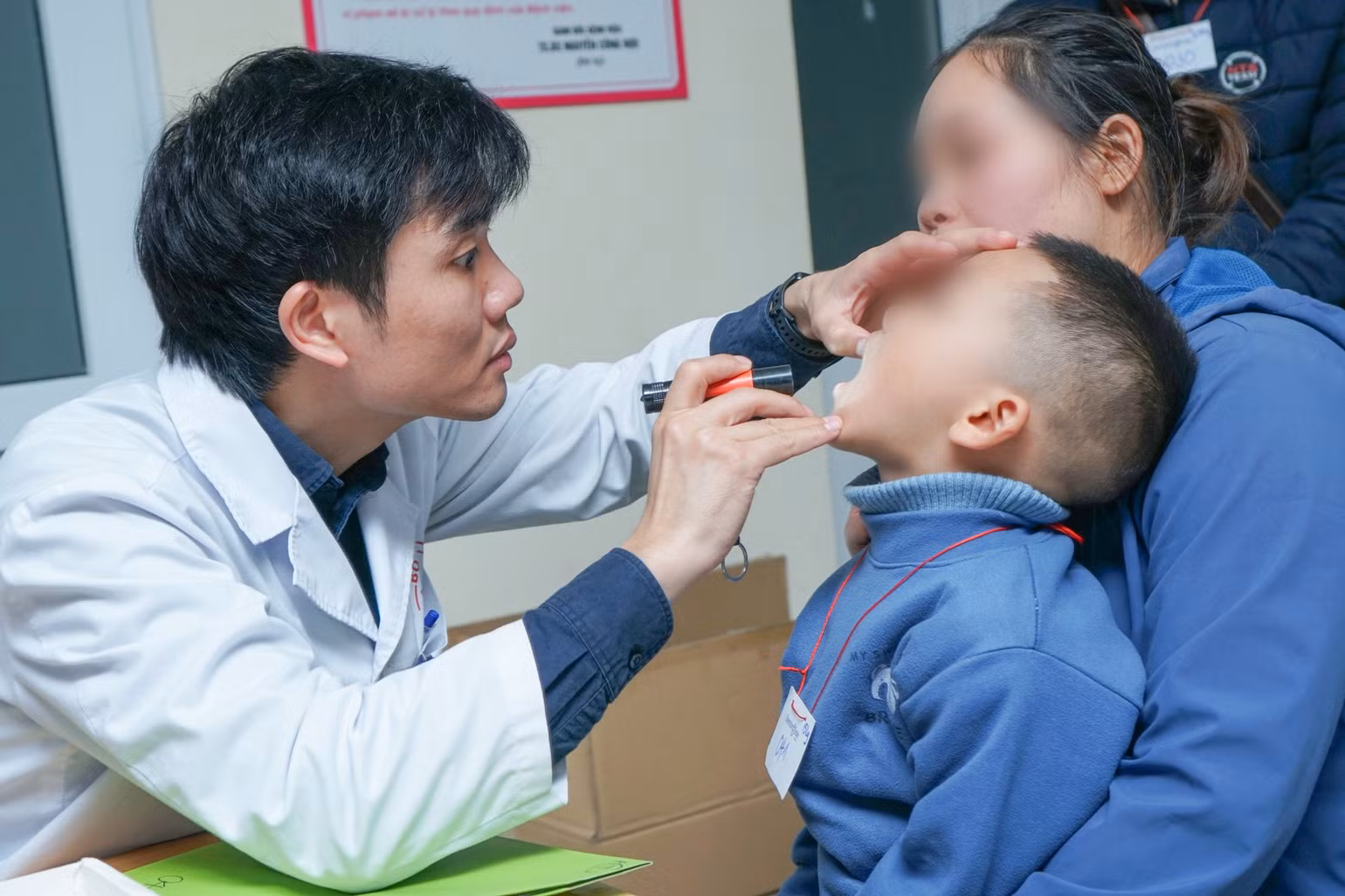 Khám sàng lọc cho bệnh nhi sáng 16/12.