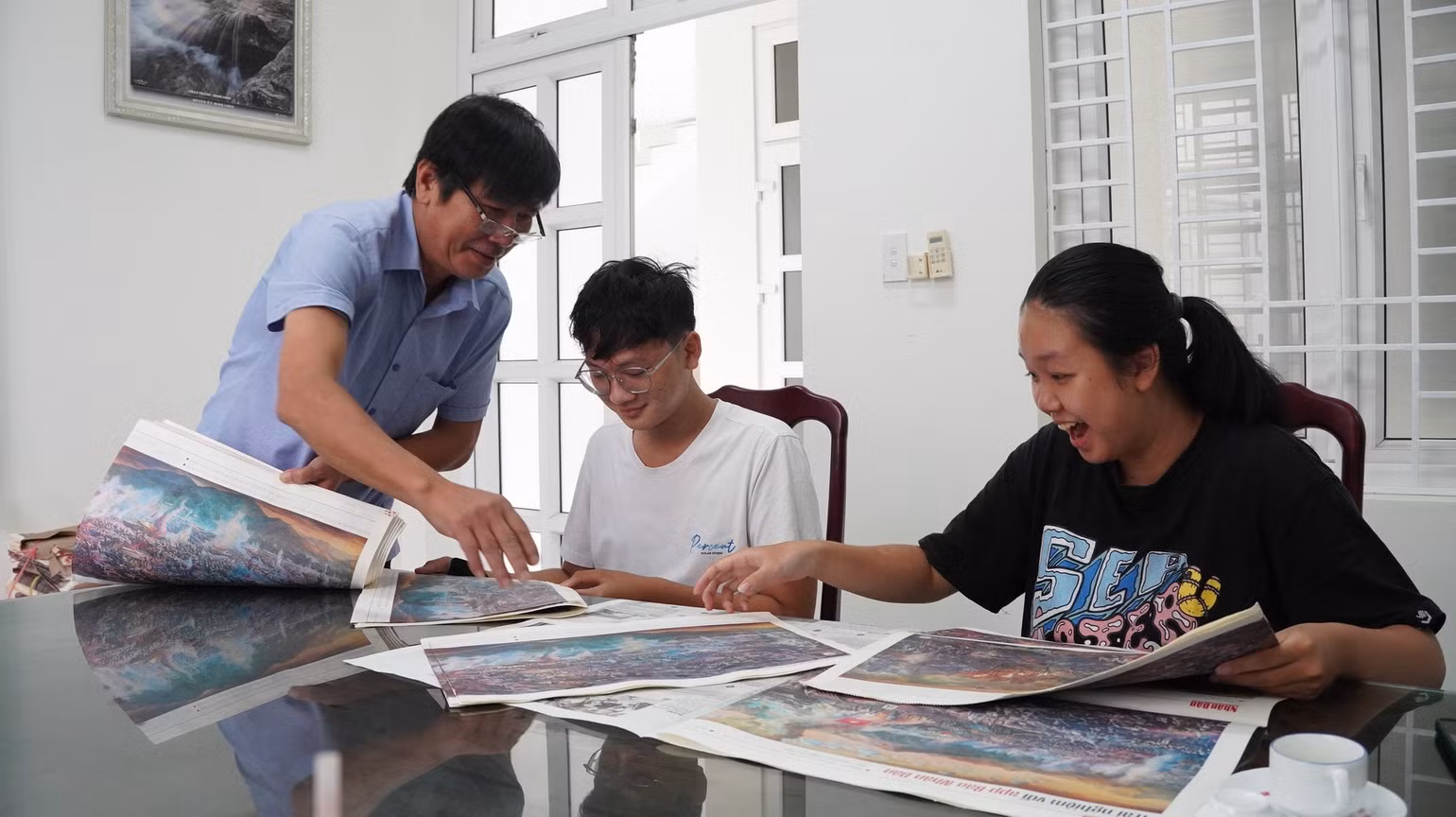 Các bạn trẻ háo hức khám phá bản tranh đặc biệt do Báo Nhân Dân trao tặng.