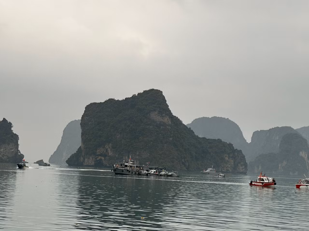 Lực lượng tìm kiếm cứu nạn huy động các tàu cá tiến hành rà quét bằng lưới. Lực lượng tìm kiếm cứu nạn huy động các tàu cá tiến hành rà quét bằng lưới.