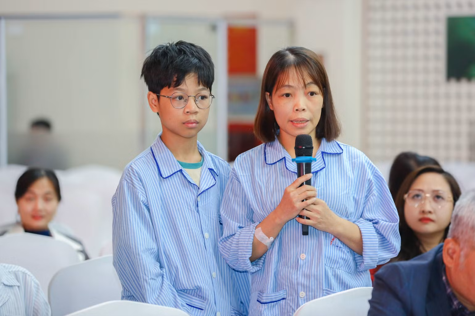 Hai mẹ con em Nguyễn Dương Hưng (quê Vĩnh Phúc).