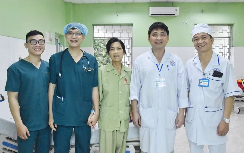 Các y, bác sĩ chúc mừng bệnh nhân ra viện. (Ảnh: Báo Quảng Ngãi) Các y, bác sĩ chúc mừng bệnh nhân ra viện. (Ảnh: Báo Quảng Ngãi)