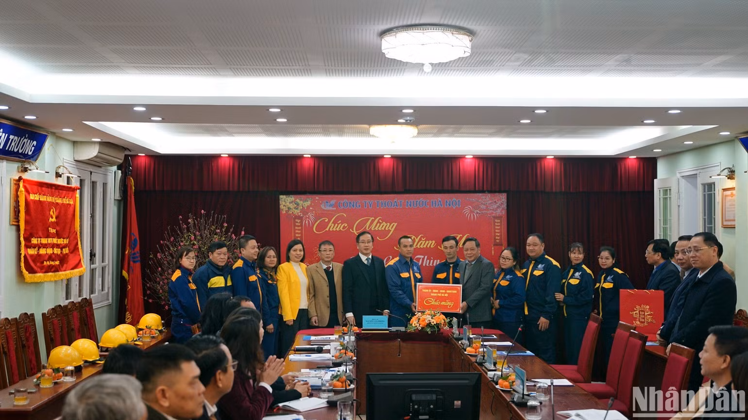 Đồng chí Nguyễn Văn Phong, Phó Bí thư Thành ủy Hà Nội chúc Tết cán bộ công nhân viên công ty. Đồng chí Nguyễn Văn Phong, Phó Bí thư Thành ủy Hà Nội chúc Tết cán bộ công nhân viên công ty.