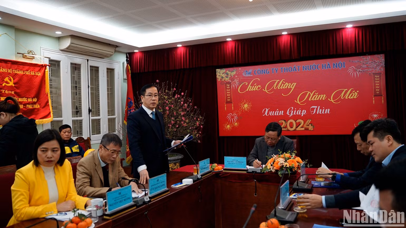 Đồng chí Phan Hoài Minh, Bí thư Đảng ủy, Tổng Giám đốc Công ty Công ty TNHH Một thành viên Thoát nước Hà Nội báo cáo kết quả hoạt động sản xuất kinh doanh. Đồng chí Phan Hoài Minh, Bí thư Đảng ủy, Tổng Giám đốc Công ty Công ty TNHH Một thành viên Thoát nước Hà Nội báo cáo kết quả hoạt động sản xuất kinh doanh.
