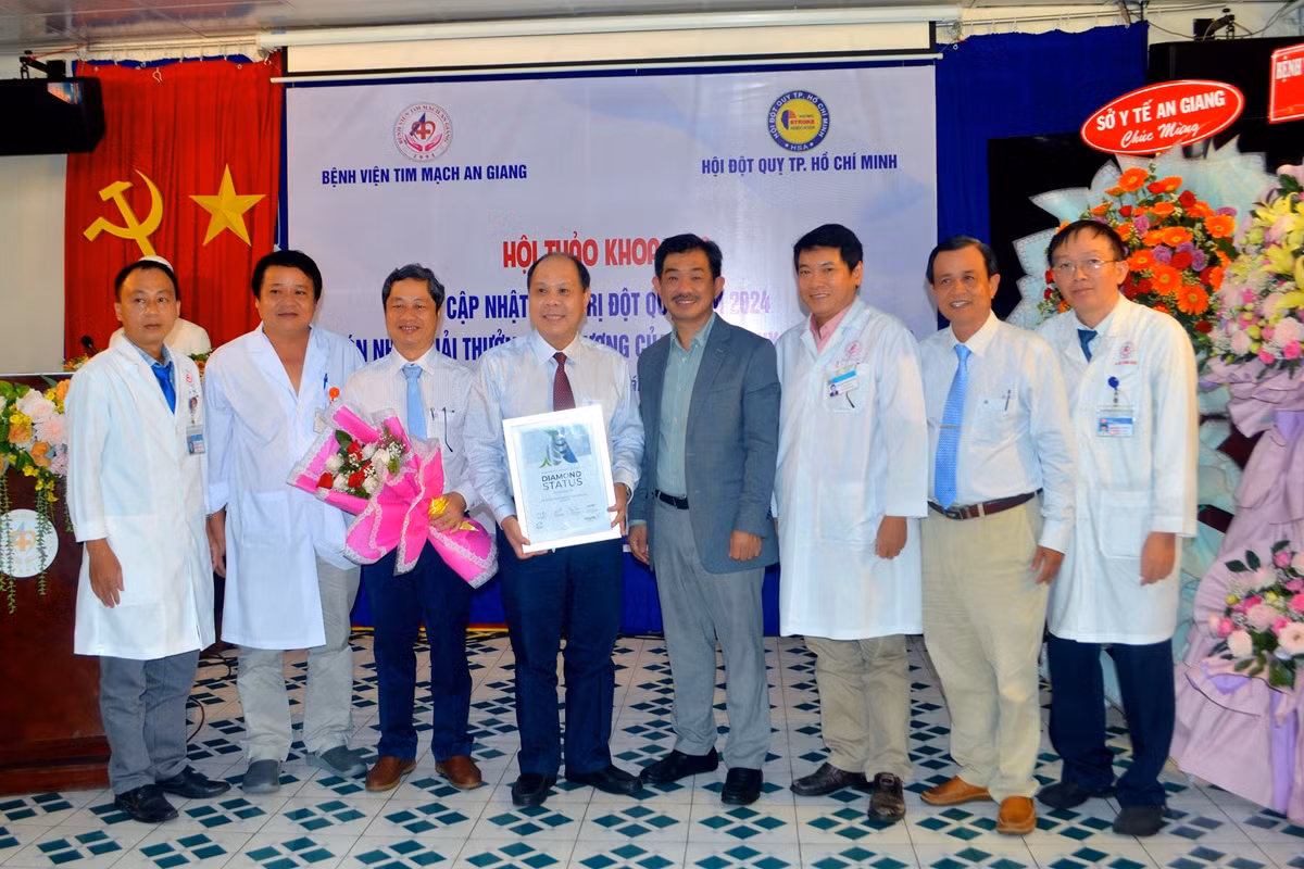 Bệnh viện Tim mạch An Giang đón nhận Giải thưởng Kim cương của Hội đột quỵ thế giới (QSO). Bệnh viện Tim mạch An Giang đón nhận Giải thưởng Kim cương của Hội đột quỵ thế giới (QSO).