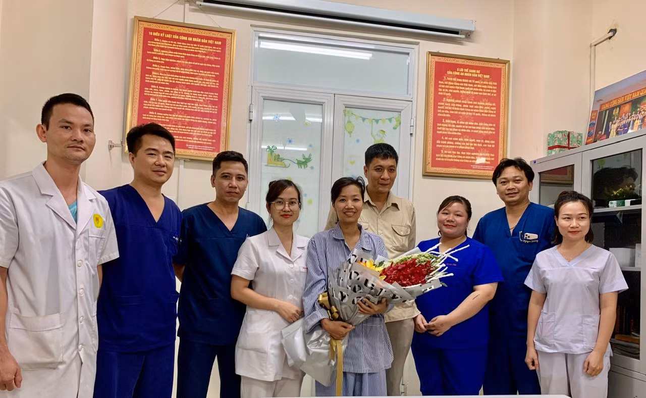 Các thầy thuốc Bệnh viện 19-8 chúc mừng bệnh nhân ra viện.