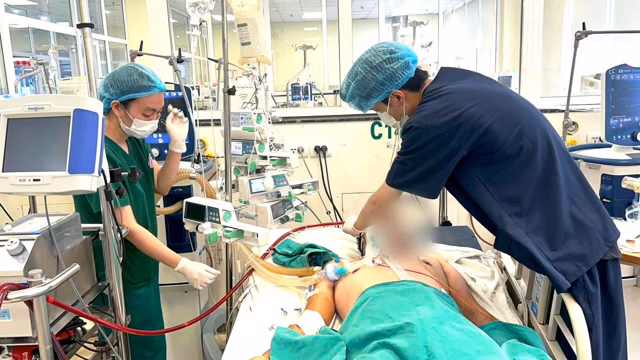 Bác sĩ can thiệp ECMO cho người bệnh. Bác sĩ can thiệp ECMO cho người bệnh.