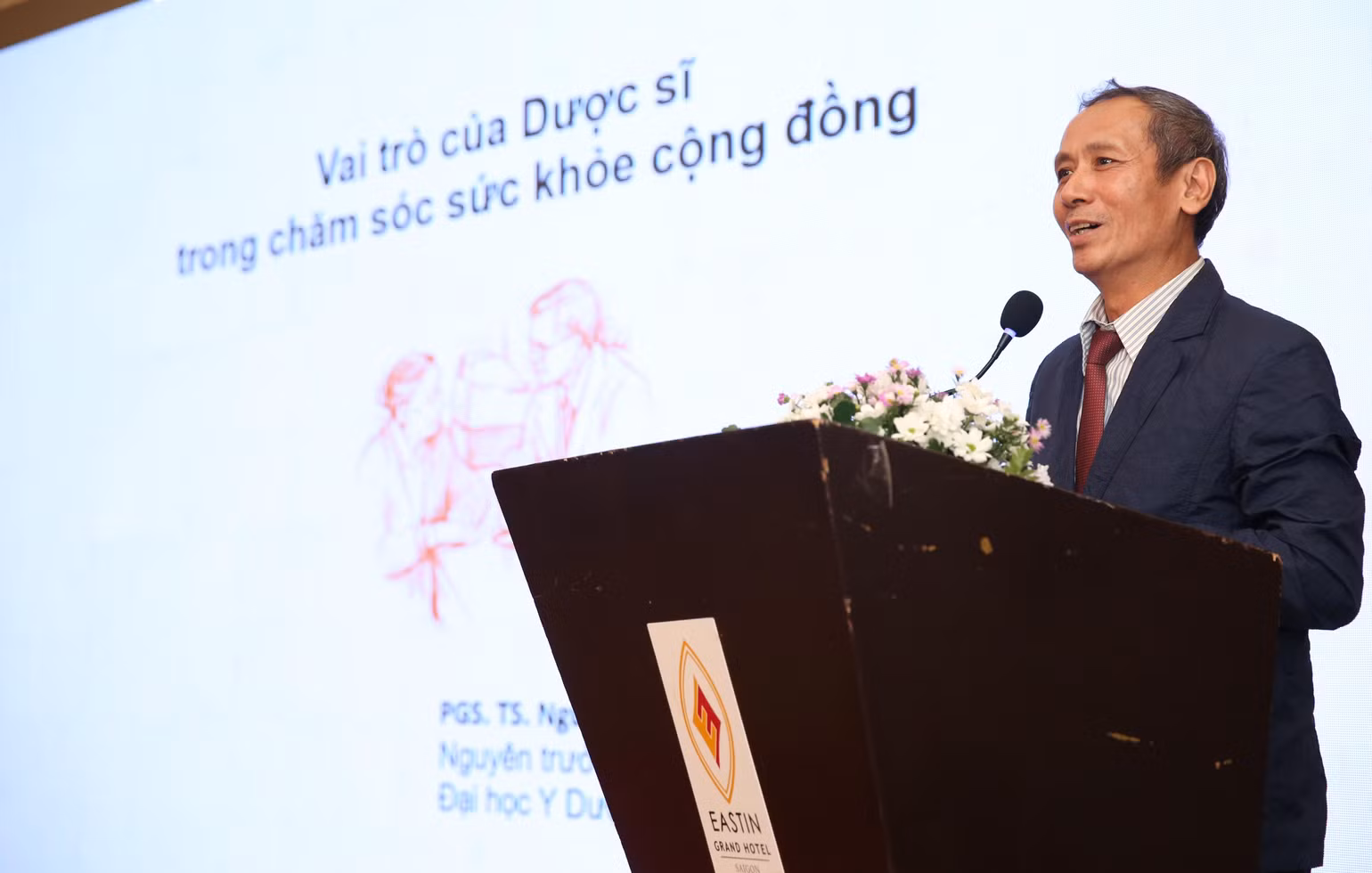 PGS, TS Nguyễn Tuấn Dũng trình bày về vai trò của dược sĩ trong chăm sóc sức khoẻ cộng đồng. PGS, TS Nguyễn Tuấn Dũng trình bày về vai trò của dược sĩ trong chăm sóc sức khoẻ cộng đồng.