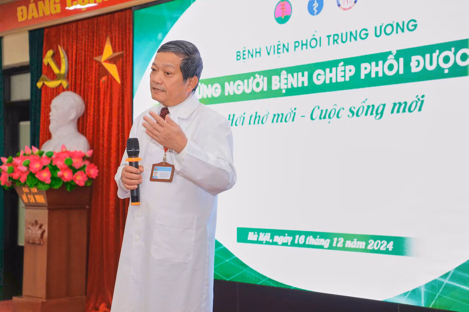 Tiến sĩ, bác sĩ cao cấp Đinh Văn Lượng, Giám đốc Bệnh viện Phổi Trung ương chia sẻ về ca ghép phổi "cân não". Tiến sĩ, bác sĩ cao cấp Đinh Văn Lượng, Giám đốc Bệnh viện Phổi Trung ương chia sẻ về ca ghép phổi "cân não".
