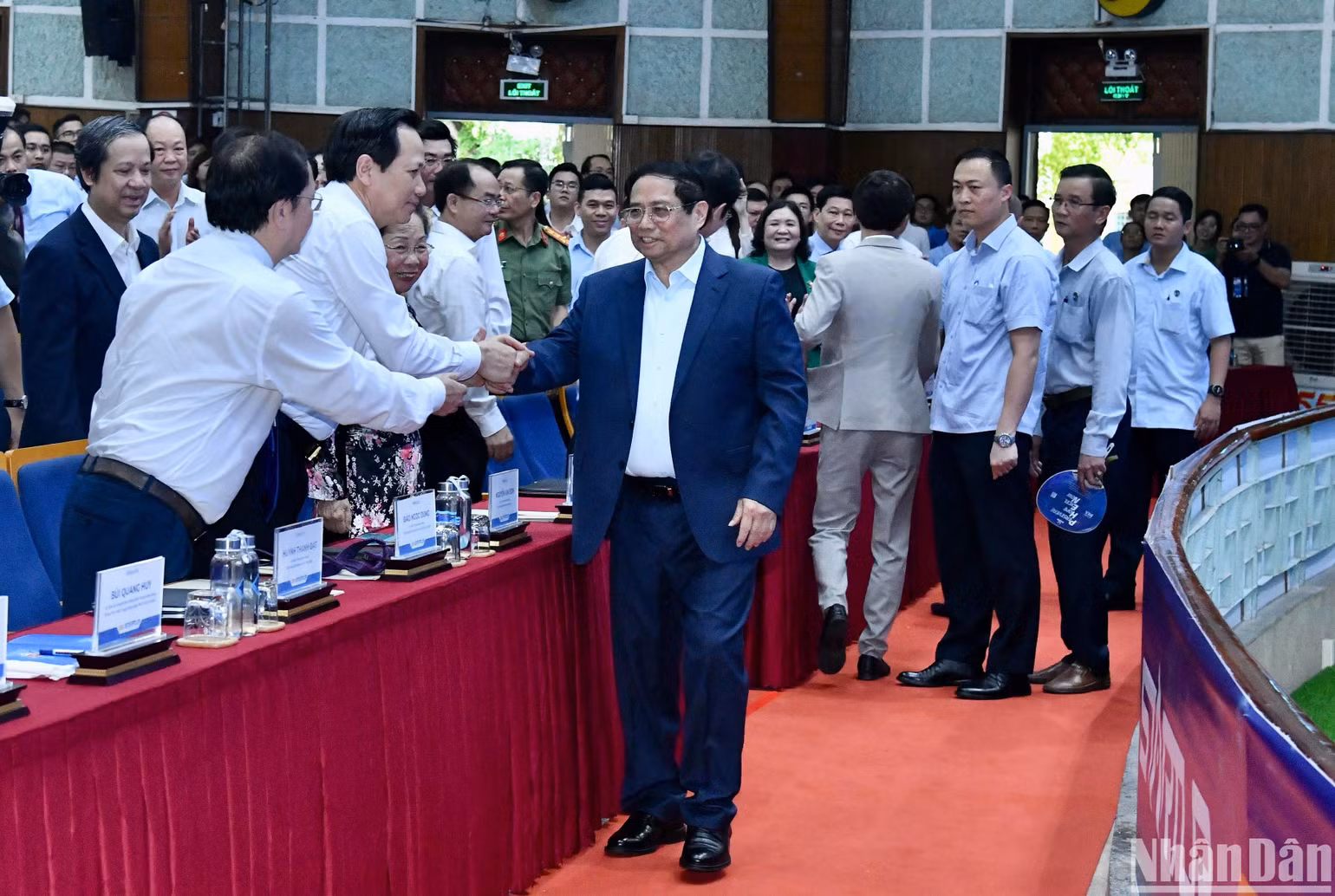 Thủ tướng Phạm Minh Chính bắt tay các đại biểu tham dự sự kiện. Thủ tướng Phạm Minh Chính bắt tay các đại biểu tham dự sự kiện.