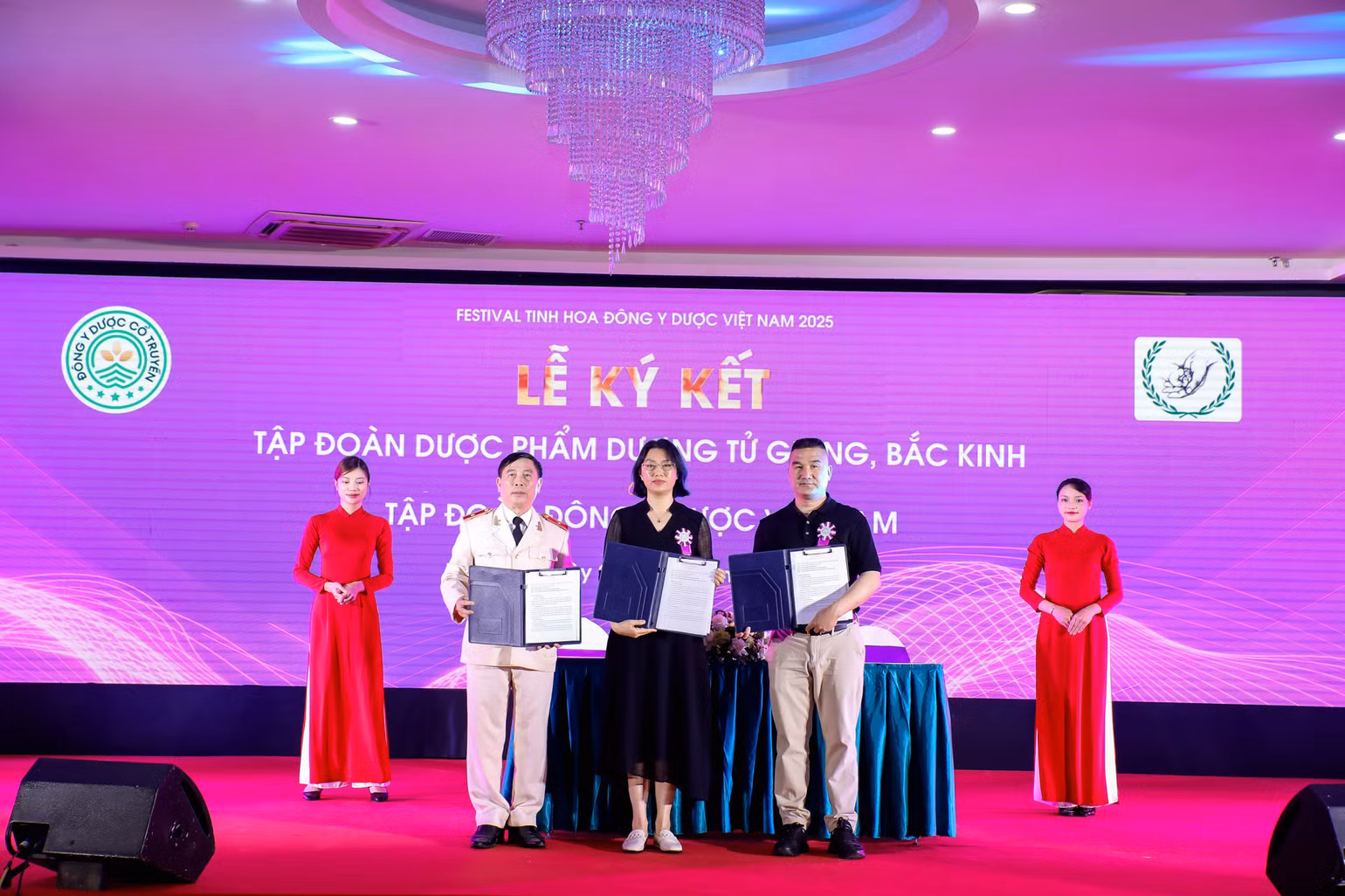Tập đoàn Dương Tử Giang ký kết với Tập đoàn Đông Y Dược Việt Nam.