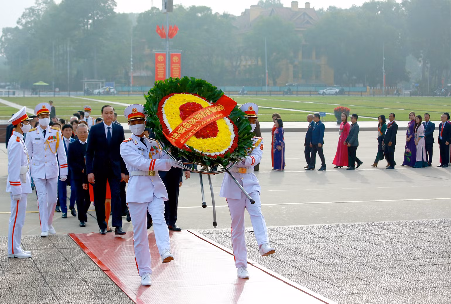 Cùng trong sáng 14/1, Đoàn kiều bào tiêu biểu vào Lăng viếng Chủ tịch Hồ Chí Minh. Cùng trong sáng 14/1, Đoàn kiều bào tiêu biểu vào Lăng viếng Chủ tịch Hồ Chí Minh.