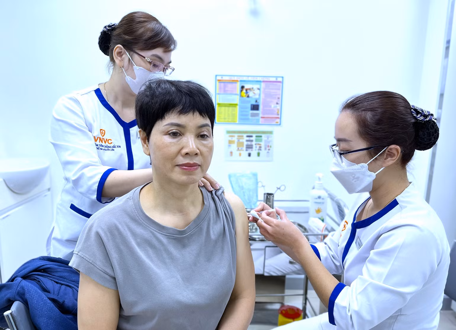 Nhiều người đi tiêm vaccine cúm sau Tết Nguyên đán.