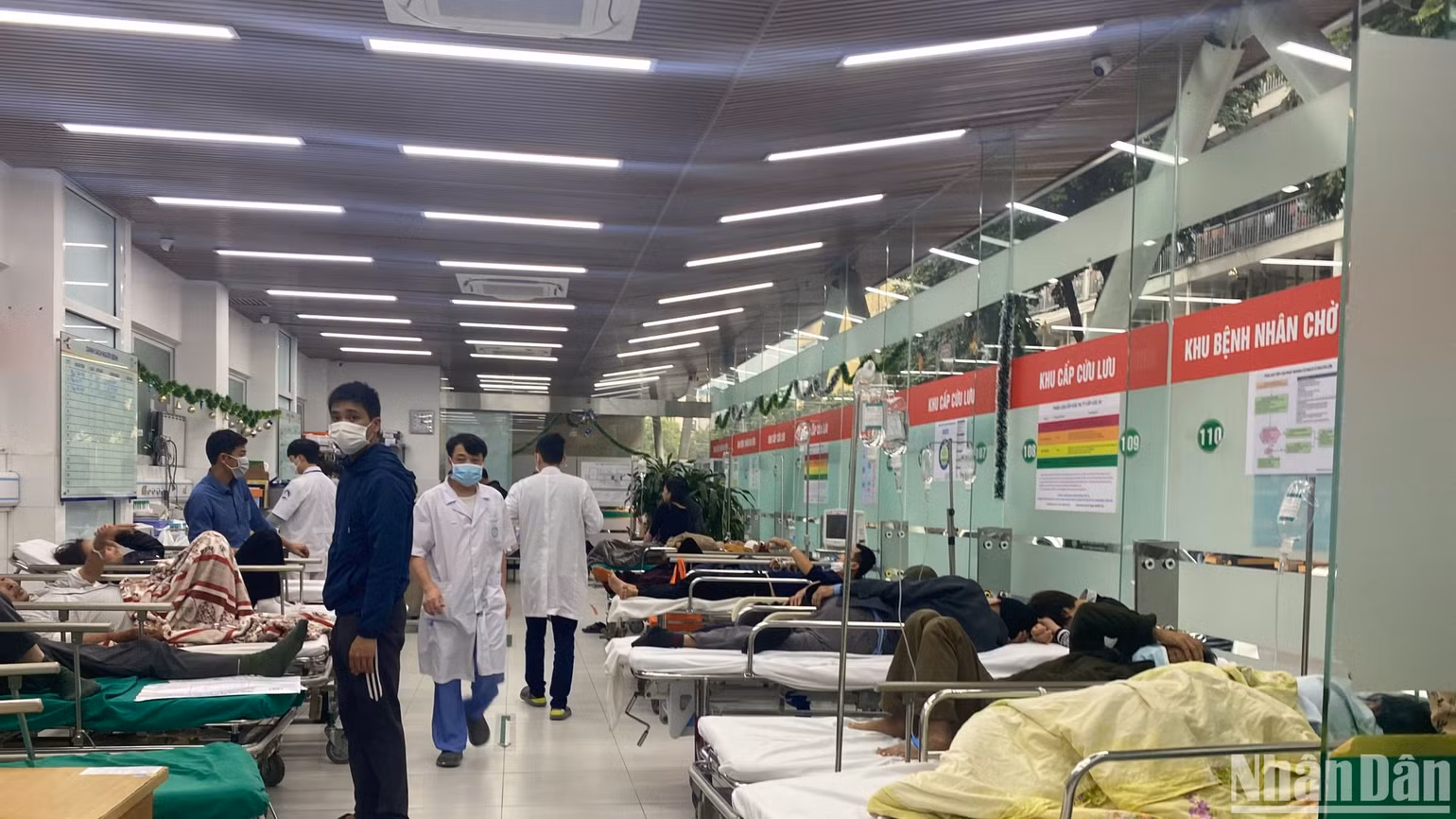 Bệnh nhân nằm tại Trung tâm cấp cứu A9, Bệnh viện Bạch Mai tăng do thời tiết lạnh và ẩm.