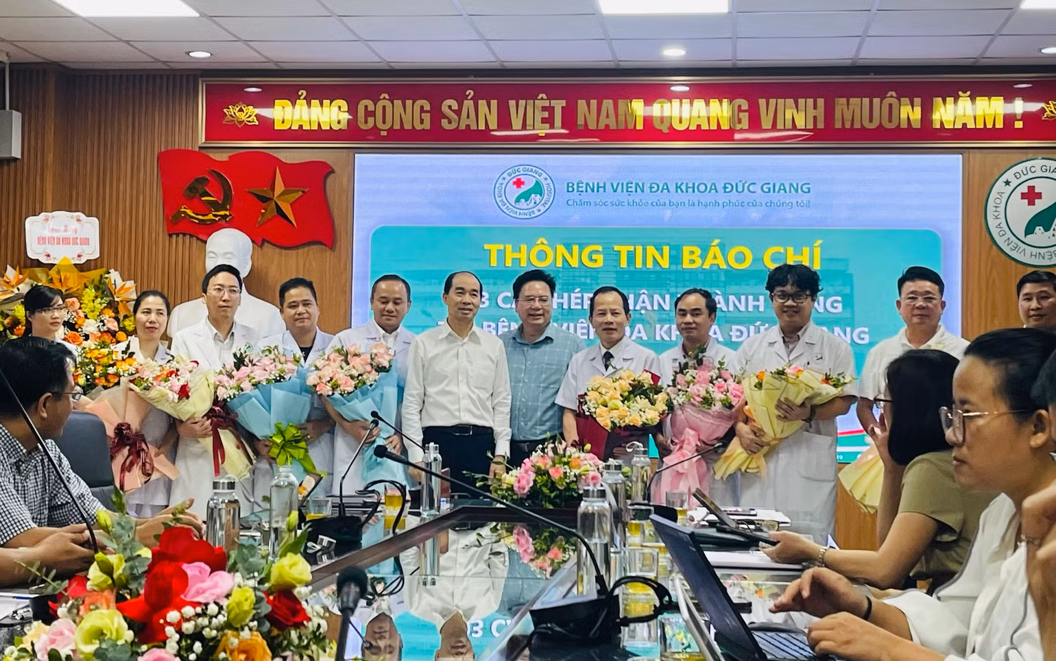 Lãnh đạo Sở Y tế Hà Nội và Bệnh viện đa khoa Đức Giang chúc mừng ê-kíp thực hiện các ca ghép thận. Lãnh đạo Sở Y tế Hà Nội và Bệnh viện đa khoa Đức Giang chúc mừng ê-kíp thực hiện các ca ghép thận.