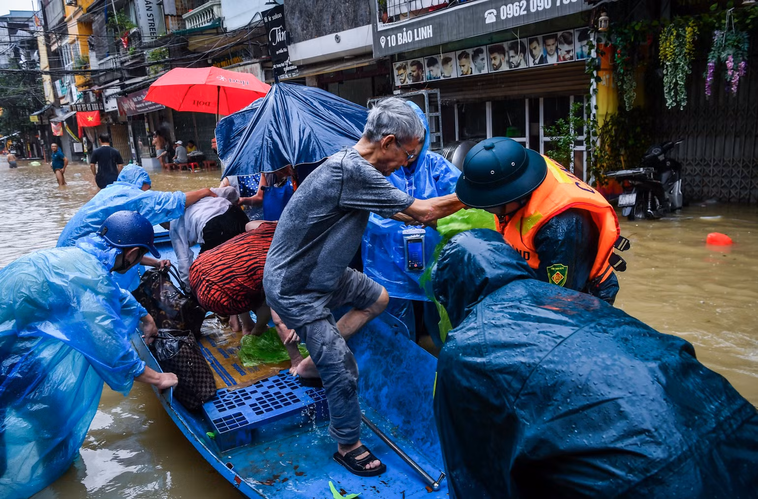 Nhiều nơi bị thiệt hại nặng nề do lũ lụt.
