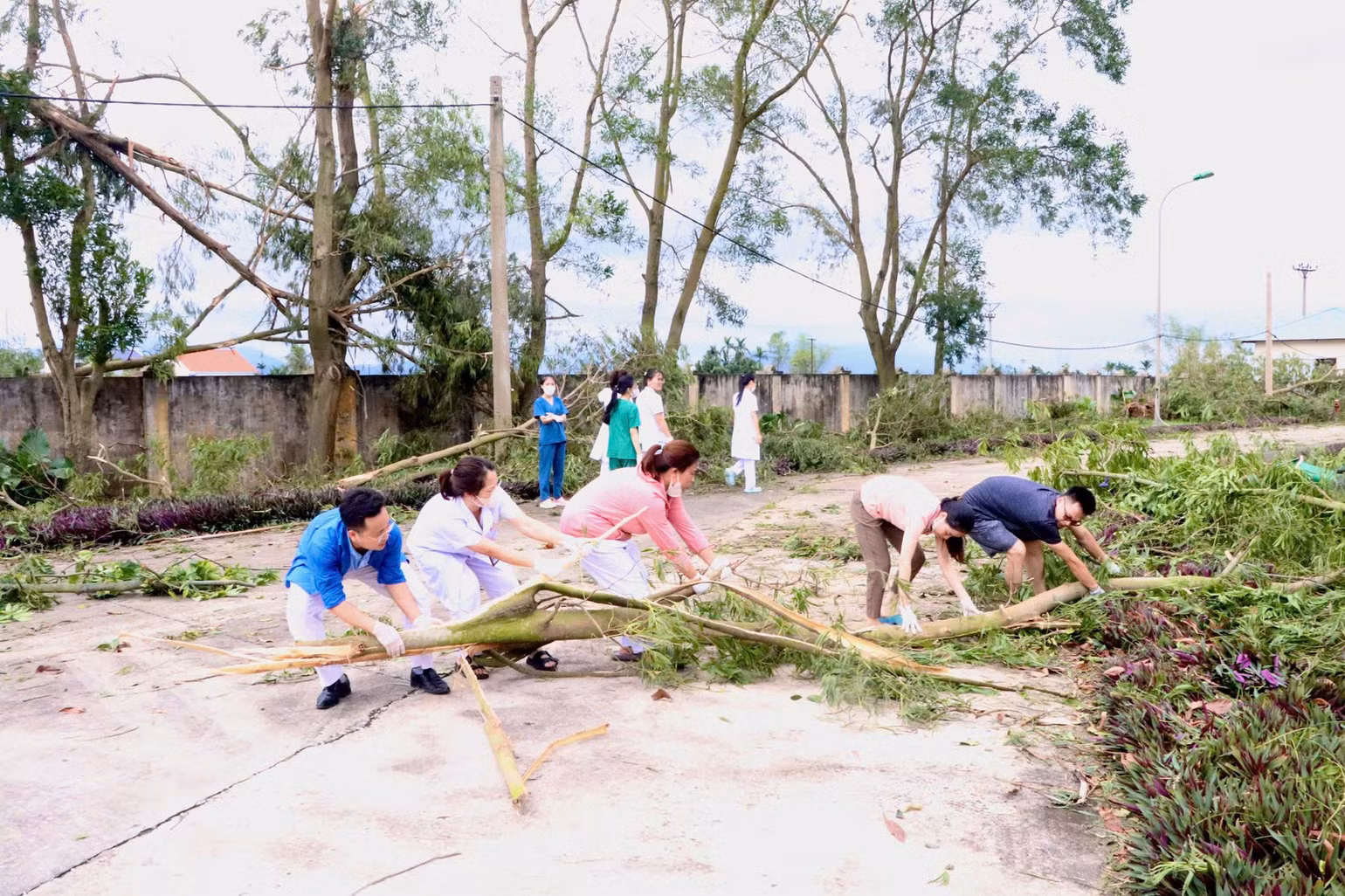Các nhân viên y tế khẩn trương dọn dẹp cơ sở để phục vụ công tác khám, chữa bệnh.