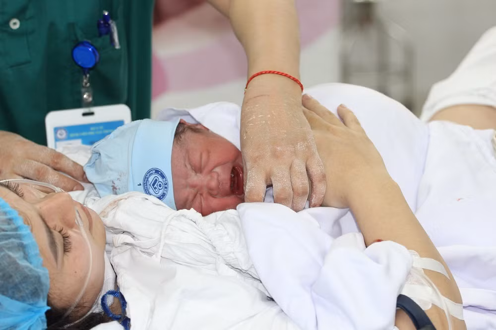 Em bé được da kề da với mẹ ngay khi chào đời. Em bé được da kề da với mẹ ngay khi chào đời.