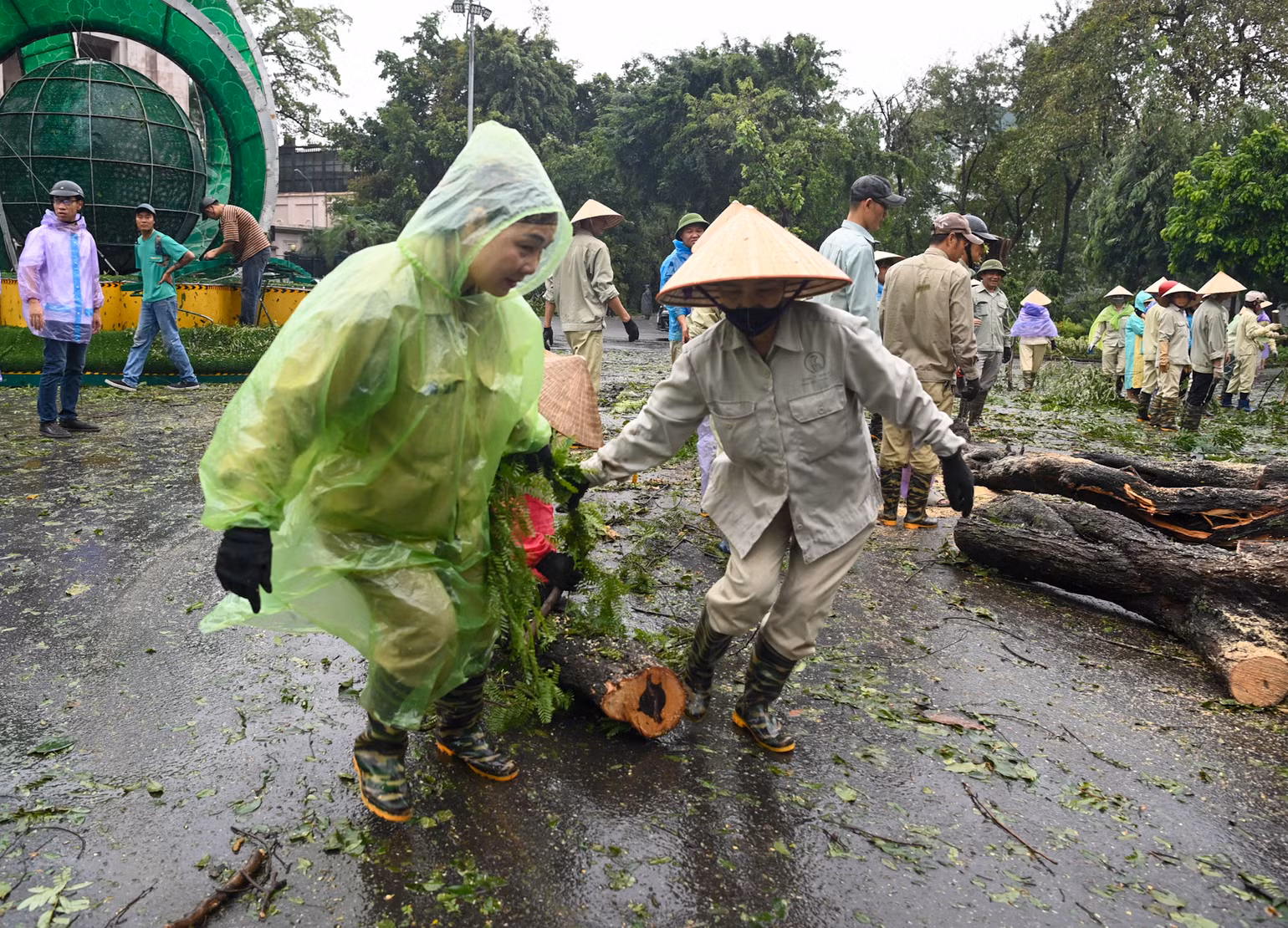 Nhiều cây cổ thụ bị bão đánh bật gốc. (Ảnh: DUY LINH) Nhiều cây cổ thụ bị bão đánh bật gốc. (Ảnh: DUY LINH)