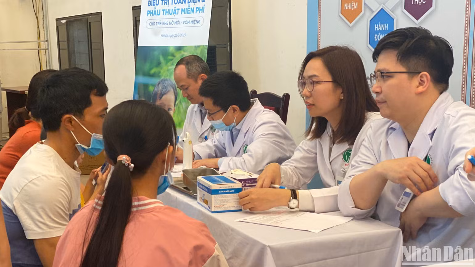 Trẻ tái khám sau khi được phẫu thuật sứt môi-hở hàm ếch. Trẻ tái khám sau khi được phẫu thuật sứt môi-hở hàm ếch.