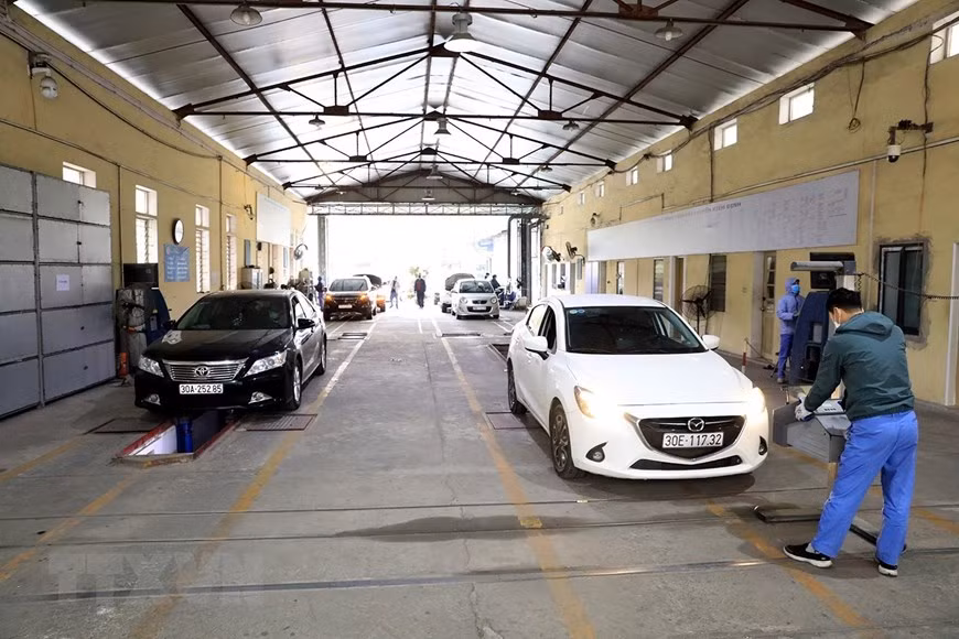 Các phương tiện đến đăng kiểm tại Trung tâm đăng kiểm xe cơ giới số 29.03V. Các phương tiện đến đăng kiểm tại Trung tâm đăng kiểm xe cơ giới số 29.03V.