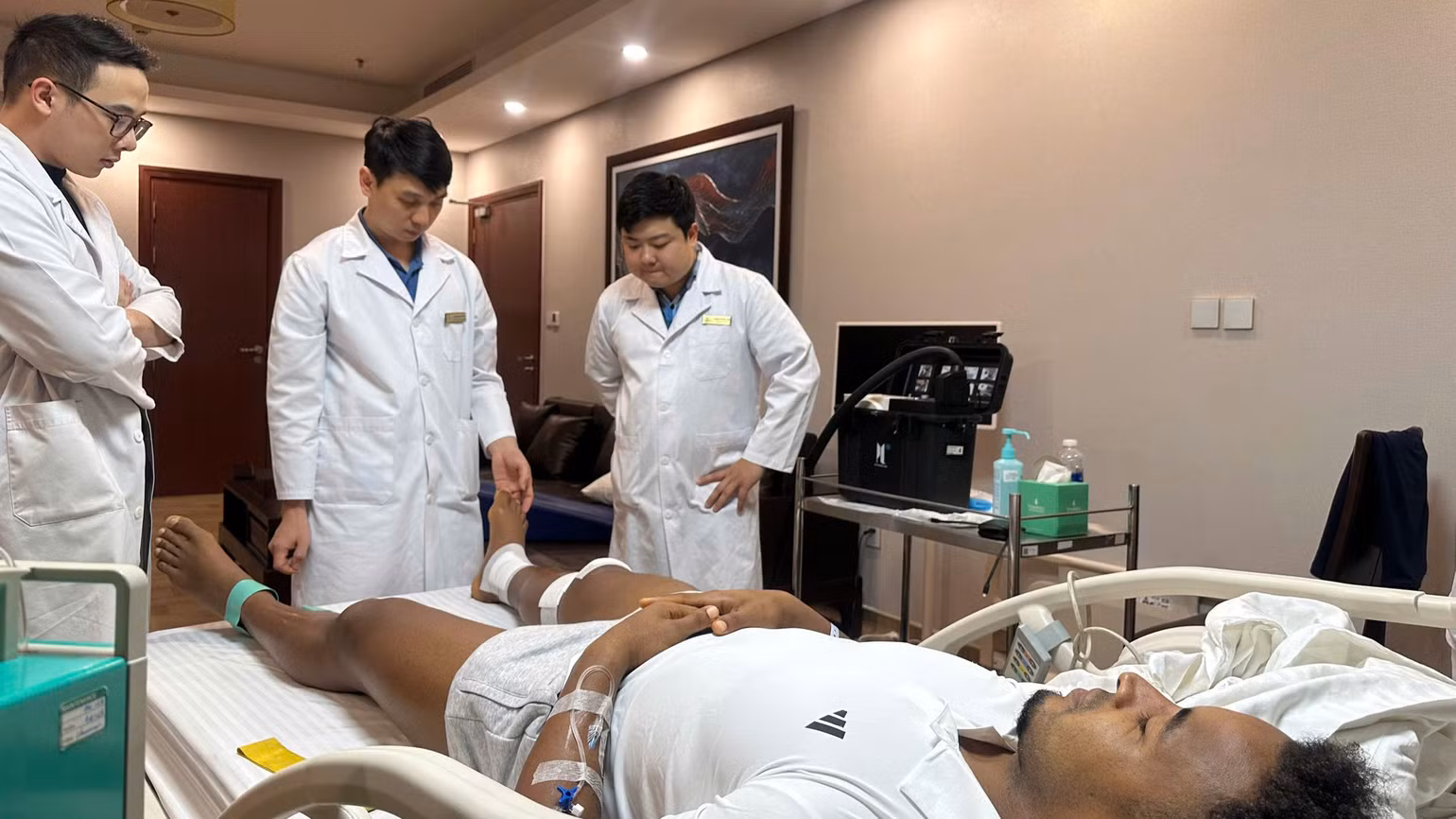Các nhân viên y tế tính toán phương án tập phục hồi chức năng cho Xuân Son. Các nhân viên y tế tính toán phương án tập phục hồi chức năng cho Xuân Son.