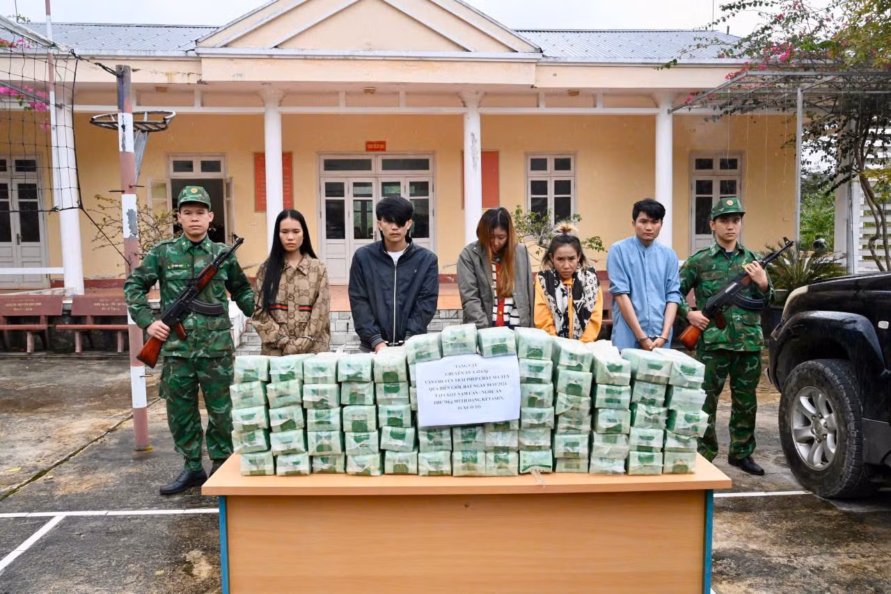 Lực lượng phòng chống ma túy bắt đối tượng vận chuyển trái phép ma túy qua biên giới ngày 4/11/2024 tại cửa khẩu quốc tế Nậm Cắn, Nghệ An, thu 70kg ma túy dạng ketamin.