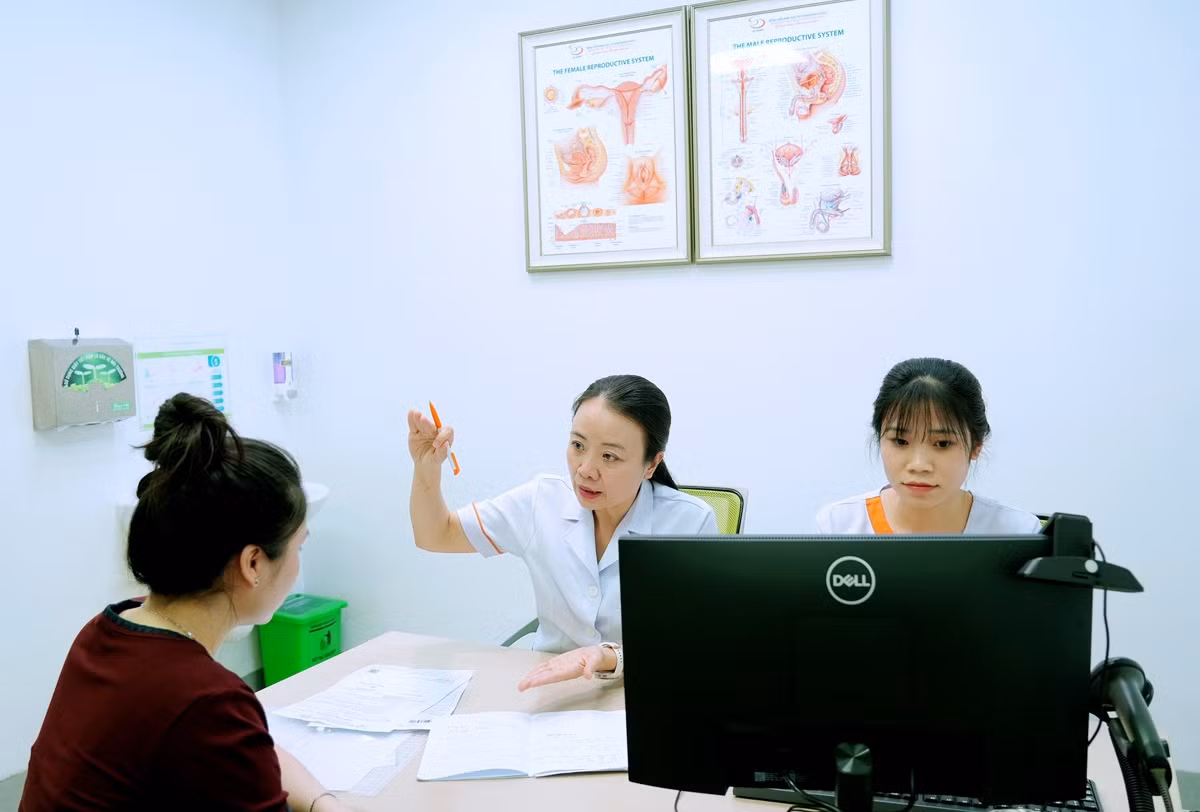 Thạc sĩ, bác sĩ Lê Thị Thu Hiền, Giám đốc chuyên môn bệnh viện tư vấn cho bệnh nhân. Thạc sĩ, bác sĩ Lê Thị Thu Hiền, Giám đốc chuyên môn bệnh viện tư vấn cho bệnh nhân.