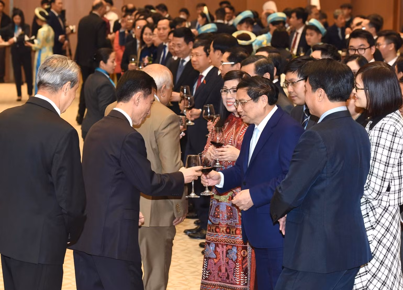 Thủ tướng Phạm Minh Chính và Phu nhân cùng các đồng chí lãnh đạo chúc mừng các Đại sứ, Trưởng đại diện các tổ chức quốc tế tại Hà Nội.