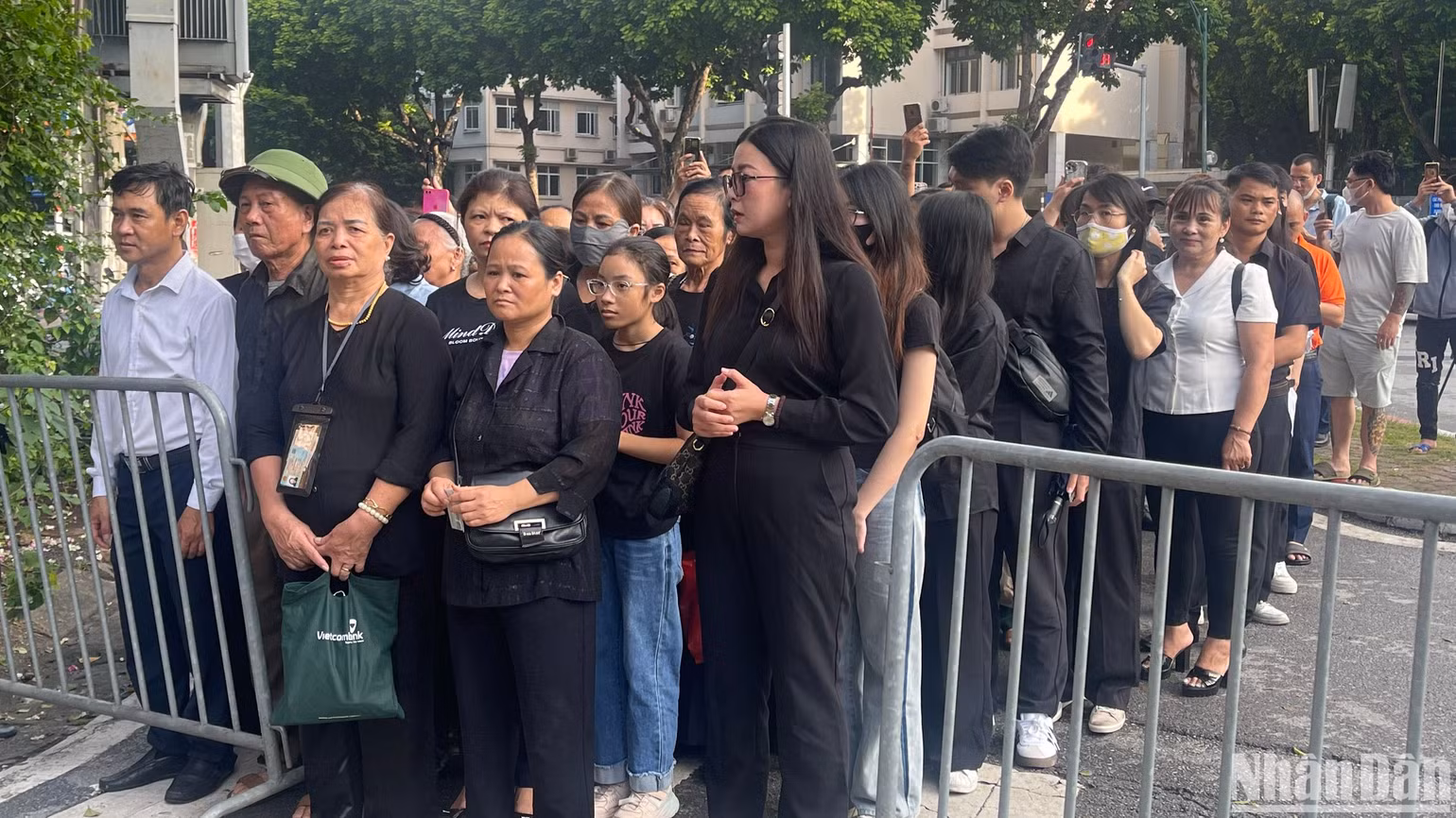 Người dân xếp hàng chờ vào viếng Tổng Bí thư tại Nhà Tang lễ Quốc gia, số 5 Trần Thánh Tông.