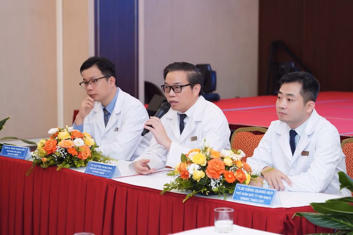 Các bác sĩ chia sẻ về quá trình phẫu thuật cho bệnh nhân.