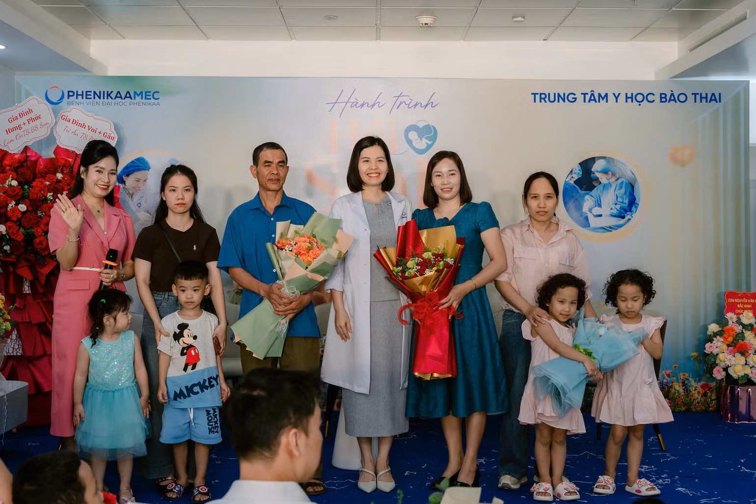 Các gia đình hạnh phúc đón con yêu sau chặng đường dài.