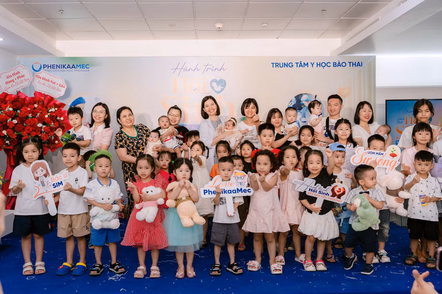 Các em bé được can thiệp bào thai thành công cùng chung vui với bác sĩ tại chương trình.