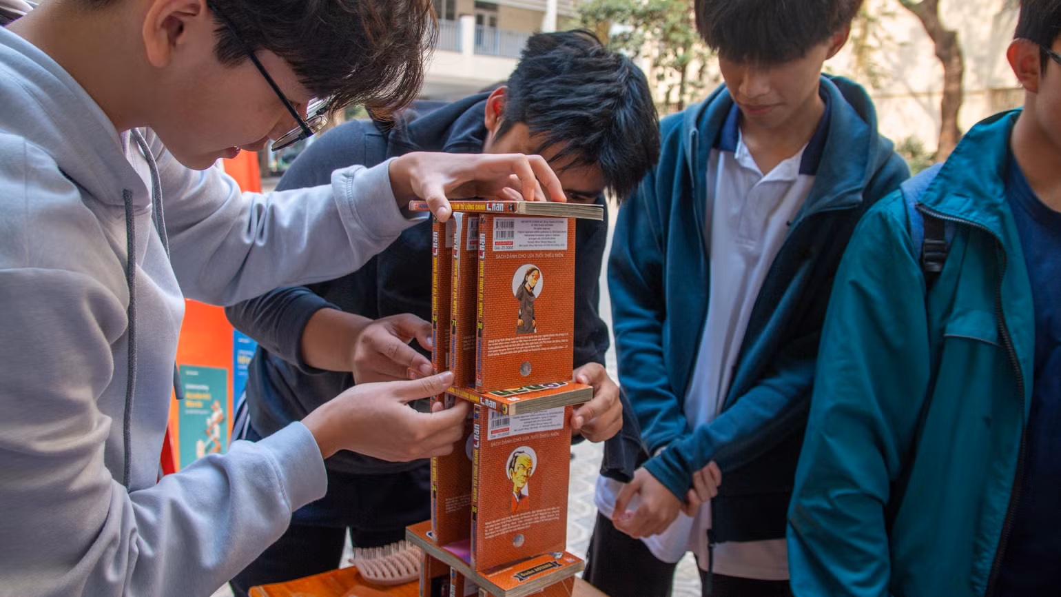Các bạn học sinh “hết mình” với trò chơi “Tháp tri thức”. Các bạn học sinh “hết mình” với trò chơi “Tháp tri thức”.