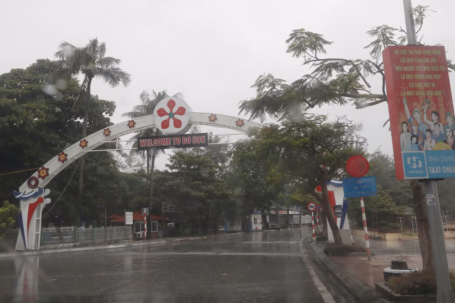 Đường phố không bóng người. Đường phố không bóng người.